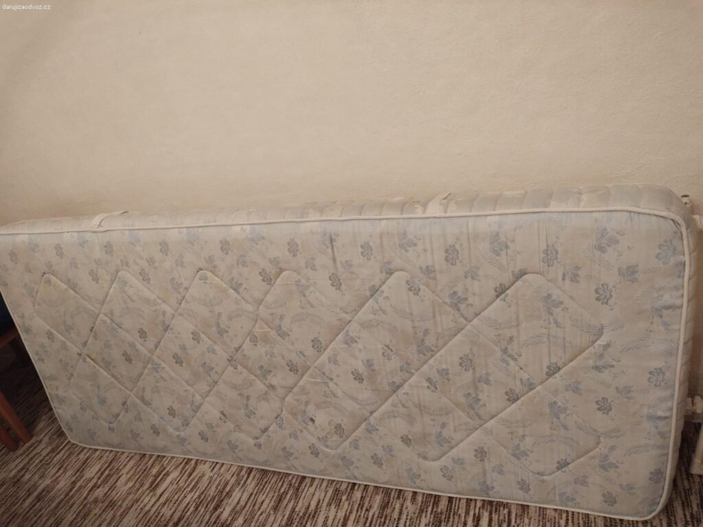 Jak vyčistit počůranou matraci?